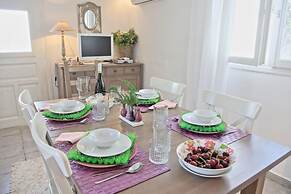 Lili Luxury Cottage in Ozias