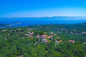 Lili Luxury Cottage in Ozias