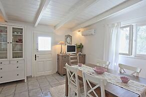 Lili Luxury Cottage in Ozias