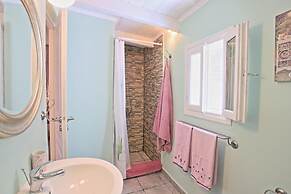 Lili Luxury Cottage in Ozias