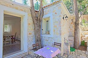Lili Luxury Cottage in Ozias