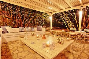 Lili Luxury Cottage in Ozias