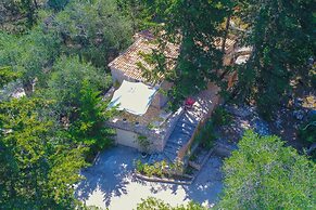 Lili Luxury Cottage in Ozias