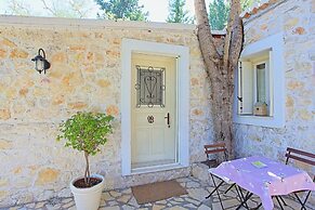 Lili Luxury Cottage in Ozias