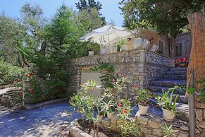 Lili Luxury Cottage in Ozias