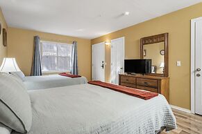 Sunroom Serenity - Community Pool