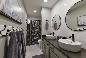 Table Rock Lookout Duo - Spacious Balcony