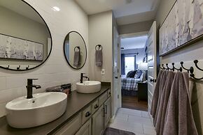 Table Rock Lookout Duo - Spacious Balcony