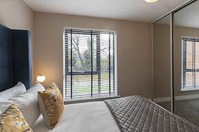 Elliot Oliver - Luxurious 2 Bedroom Apartment With Parking