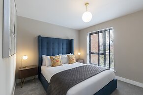 Elliot Oliver - Luxurious 2 Bedroom Apartment With Parking