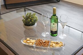 Elliot Oliver - Luxurious 2 Bedroom Apartment With Parking