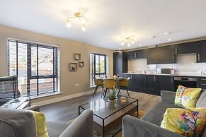 Elliot Oliver - Luxurious 2 Bedroom Apartment With Parking
