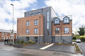 Elliot Oliver - Luxurious 2 Bedroom Apartment With Parking