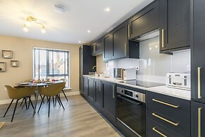 Elliot Oliver - Luxurious 2 Bedroom Apartment With Parking