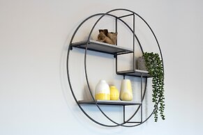 Elliot Oliver - Luxurious 2 Bedroom Apartment With Parking