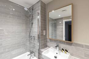 Elliot Oliver - Luxurious 2 Bedroom Apartment With Parking