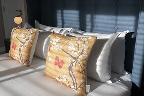 Elliot Oliver - Luxurious 2 Bedroom Apartment With Parking