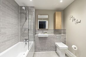 Elliot Oliver - Luxurious 2 Bedroom Apartment With Parking