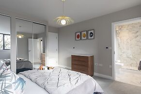 Elliot Oliver - Stunning 3 Bedroom Penthouse With Large Terrace And Pa