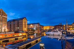 Elliot Oliver - Stunning 3 Bedroom Penthouse With Large Terrace And Pa