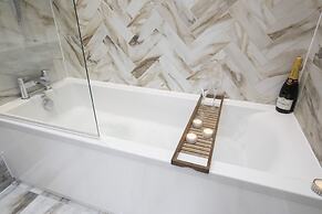 Elliot Oliver - Stunning 3 Bedroom Penthouse With Large Terrace And Pa