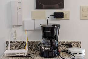 Modern Apt With free parking and AC 3brs