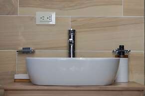 Modern Apt With free parking and AC 3brs