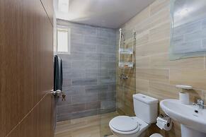 Modern Apt With free parking and AC 3brs