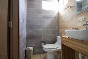 Modern Apt With free parking and AC 3brs