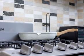 Modern Apt With free parking and AC 3brs