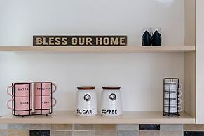 Modern Apt With free parking and AC 3brs