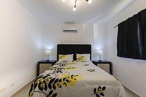 Modern Apt With free parking and AC 3brs