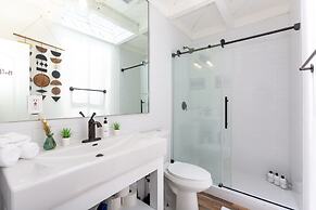 Two Bedroom Beach House Minutes From Carbon Beach