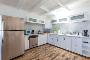 Two Bedroom Beach House Minutes From Carbon Beach