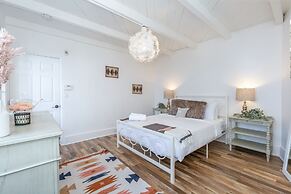 Two Bedroom Beach House Minutes From Carbon Beach