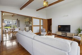 Dazzling Mairangi Bay Retreat Sea Views