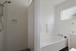 Dazzling Mairangi Bay Retreat Sea Views