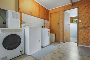 Dazzling Mairangi Bay Retreat Sea Views