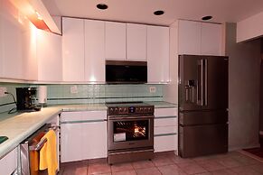 Cheerful & Beautiful 3-Bedroom Ranch