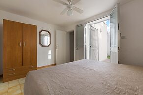 2689 Dalia House by Barbarhouse