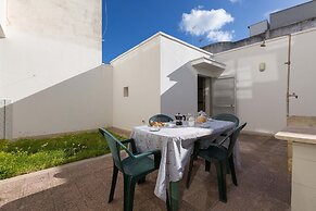 2689 Dalia House by Barbarhouse