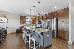 Lakefront Haven 9 Bedroom Home by RedAwning