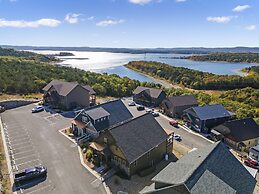 Lakefront Haven 9 Bedroom Home by RedAwning