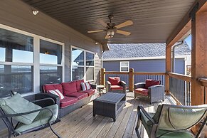 Lakefront Haven 9 Bedroom Home by RedAwning