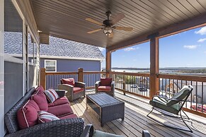 Lakefront Haven 9 Bedroom Home by RedAwning