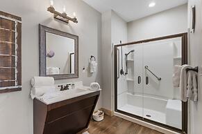 Lakefront Haven 9 Bedroom Home by RedAwning