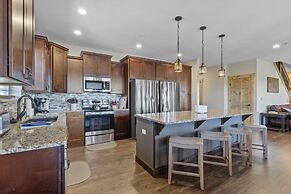 Lakefront Haven 9 Bedroom Home by RedAwning