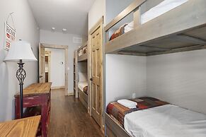 Lakefront Haven 9 Bedroom Home by RedAwning