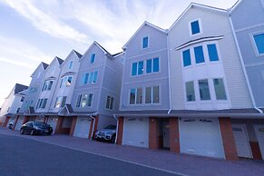 Yachtsman's Cove with 3-Levels