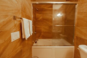 Yachtsman's Cove with 3-Levels